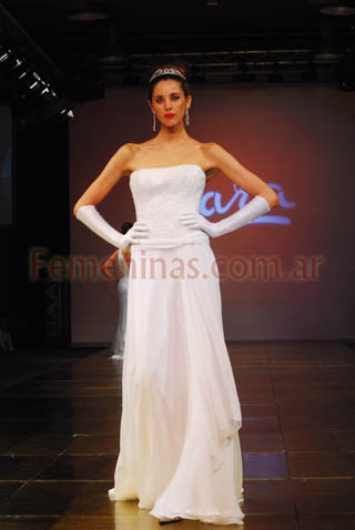 Vestido de novia blanco strapless falda de gasa